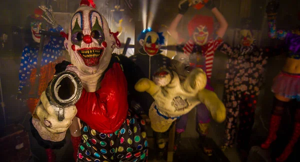 Clown Taniec Pistoletem Straszne Klauny Halloween Party — Zdjęcie stockowe