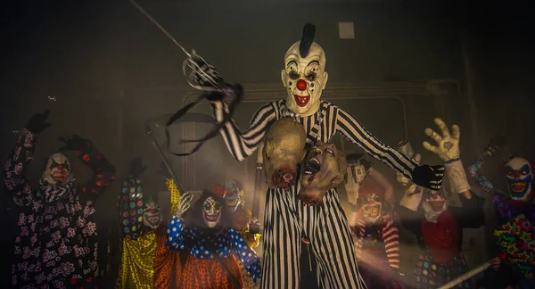 Clown Met Zwaard Snijd Hoofden Enge Clown Halloween Party Concept — Stockfoto