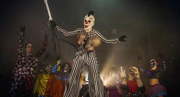 Clown Con Spada Teste Tagliate Clown Spaventosi Concetto Festa Halloween — Foto Stock