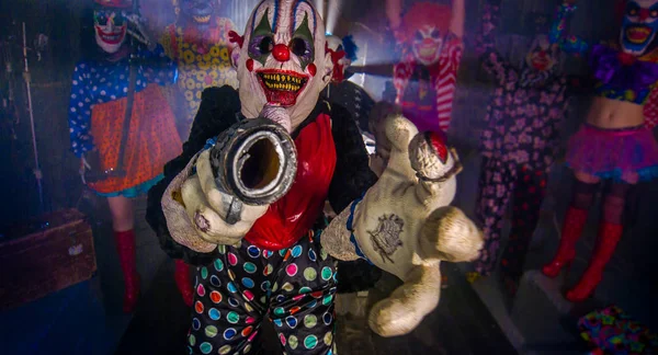 Clown Ballare Con Pistola Spaventosi Clown Festa Halloween — Foto Stock