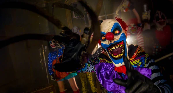 Palhaço Assustador Máscara Dançando Com Luva Lâminas Conceito Festa Halloween — Fotografia de Stock