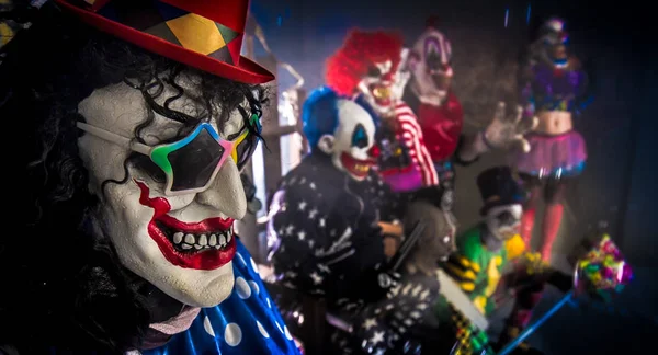 Gruselclowns Bei Halloween Party Posieren Vor Der Kamera Seitenansicht — Stockfoto