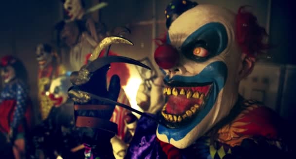 可怕的小丑摆在一起在万圣节派对的概念 — 图库视频影像