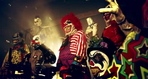 Страшные Клоуны Позируют Вместе Хэллоуинской Вечеринке — стоковое видео