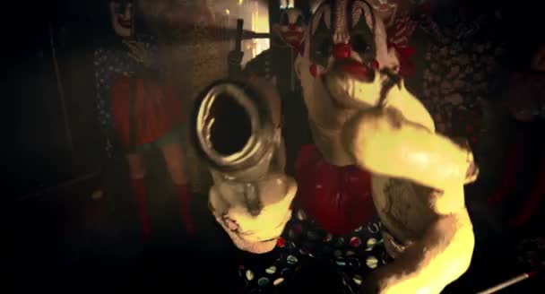 Clown Posiert Mit Waffe Grusel Clowns Feiern Halloween — Stockvideo