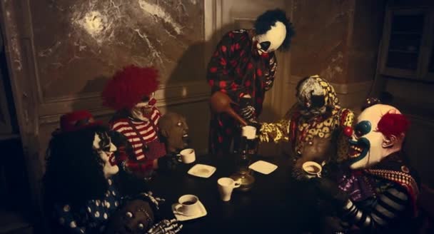 Clowns Effrayants Ayant Halloween Thé Partie Dans Des Décorations Sombres — Video