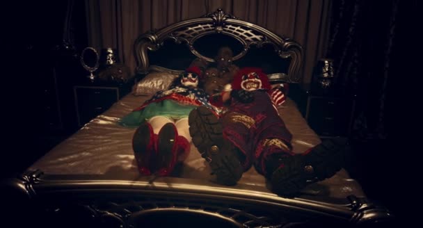 Twee Eng Clowns Samen Bed Liggen — Stockvideo