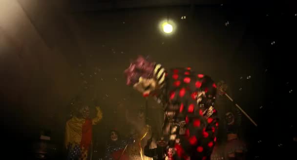 Κλόουν Χορεύει Στο Τρομακτικό Κλόουν Αποκριών Κόμμα Έννοια — Αρχείο Βίντεο
