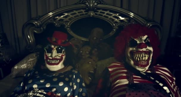 Två Läskiga Clowner Stiga Upp Från Sängen — Stockvideo