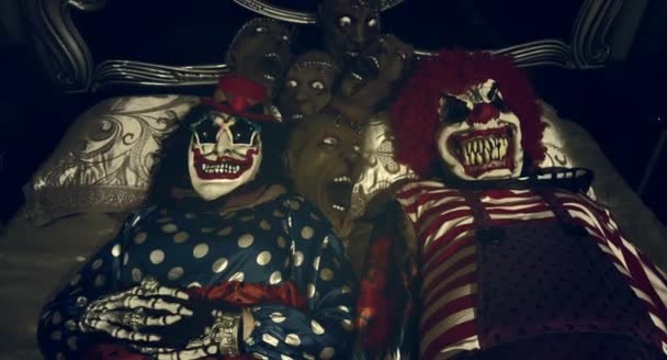 Дві Страшні Клоуни Встають Ліжка — стокове відео