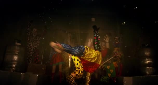 Clown Tanzt Bei Grusel Clowns Halloween Party — Stockvideo