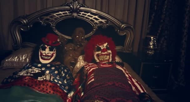 Дві Страшні Клоуни Встають Ліжка — стокове відео