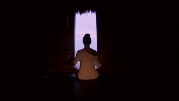 Vista Trasera Joven Mujer Sana Meditando Casa Bungalow Atardecer — Vídeo de stock