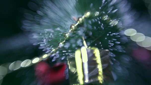 クリスマス装飾品ガーランドとツリーの詳細をモミのクローズ アップ映像 — ストック動画