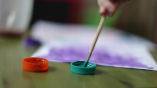 Vue Rapprochée Petite Fille Tout Petit Peinture Aquarelle Maison — Video