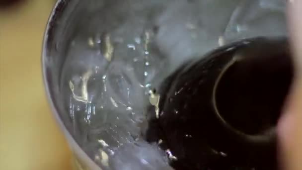 Pohled Láhev Alkoholem Kbelíku Ledem — Stock video