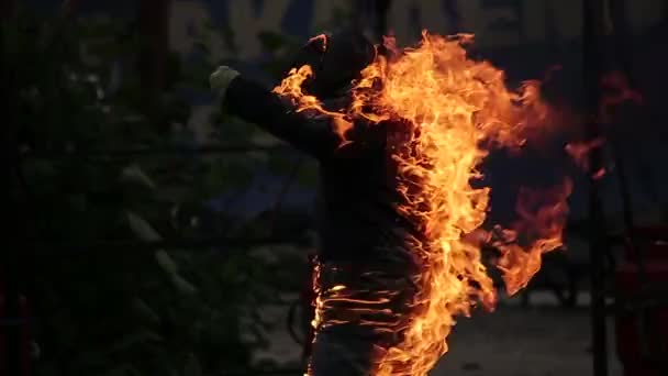 Professionele Mannelijke Stuntman Beschermende Kostuum Branden — Stockvideo