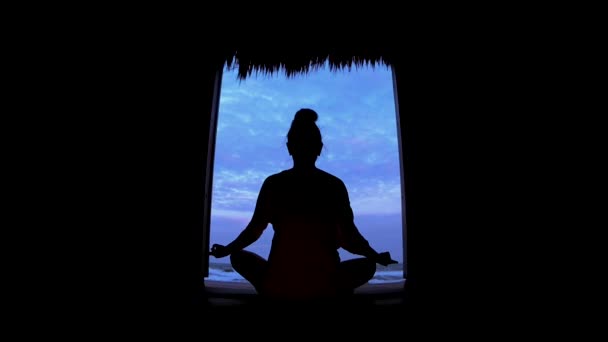 Vista Trasera Joven Mujer Sana Meditando Casa Bungalow Atardecer — Vídeos de Stock