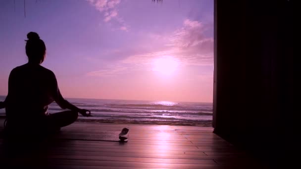 Visão Traseira Jovem Mulher Saudável Meditando Casa Bangalô Pôr Sol — Vídeo de Stock