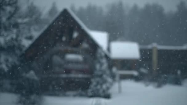 Вечерняя Сцена Настроения Сельских Домов Снегопадом — стоковое видео