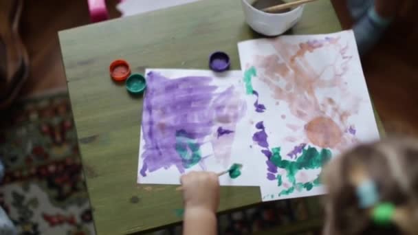 Κοντινό Πλάνο Θέα Από Μικρό Νήπιο Κορίτσι Ζωγραφική Υδατογραφήσεων Στο — Αρχείο Βίντεο