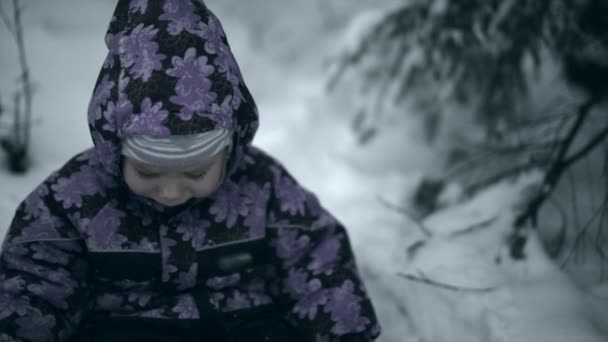 Niño Llorando Traje Invierno Nieve — Vídeo de stock