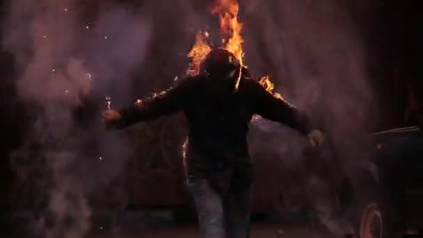 Professional Male Stuntman Protective Costume Burning — Stock Video