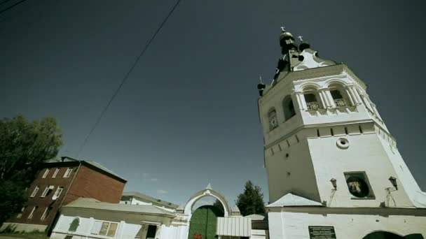 Vista Angolo Basso Della Chiesa Esterna Sotto Cielo Blu — Video Stock