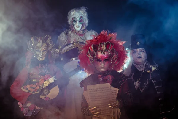 Strašidelný Festival Hudebníků Benátských Kostýmech Tmavém Pozadí — Stock fotografie