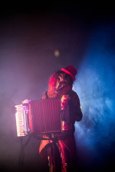 Festmann Venezianischem Kostüm Und Maske Posiert Mit Ziehharmonika Vor Nebligem — Stockfoto