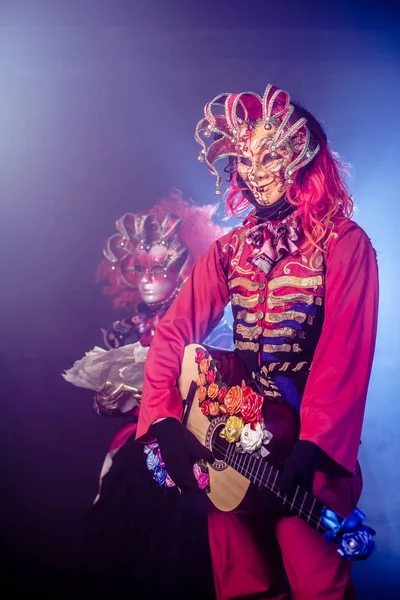 Hombre Mujer Trajes Venecianos Posando Con Guitarra Sobre Fondo Oscuro — Foto de Stock