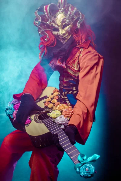 Człowiek Karnawał Wenecki Kostium Maskę Pozowanie Gitarą Tle Mglisty — Zdjęcie stockowe