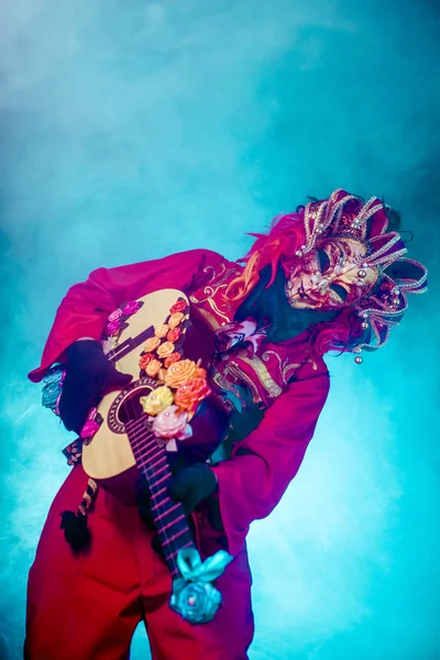 Hombre Carnaval Traje Veneciano Máscara Posando Con Guitarra Sobre Fondo — Foto de Stock