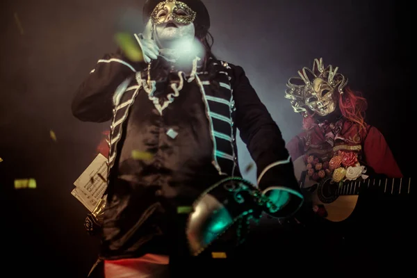 Drie Dark Festival Muzikanten Venetiaanse Kostuums Poseren Tegen Mistige Achtergrond — Stockfoto