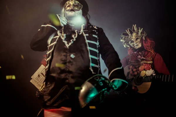 Três Músicos Festival Escuro Trajes Venezianos Posando Contra Fundo Enevoado — Fotografia de Stock