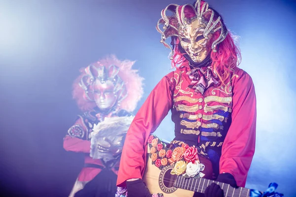 Hombre Mujer Trajes Venecianos Posando Con Guitarra Sobre Fondo Oscuro — Foto de Stock