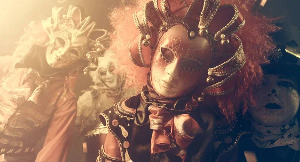 Festmusiker Venezianischen Kostümen Posieren Vor Nebligem Hintergrund — Stockfoto