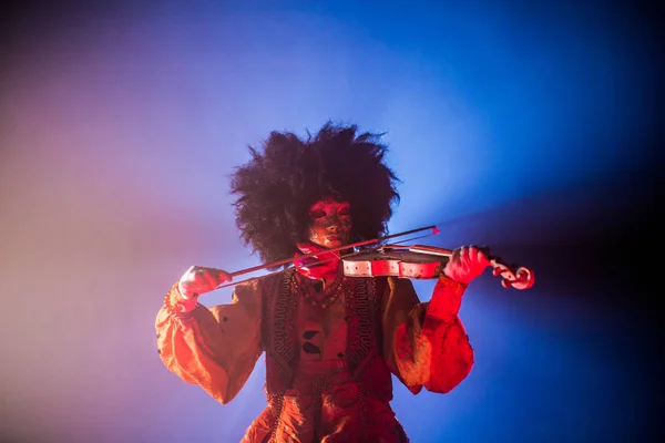 Mulher Traje Veneziano Máscara Peruca Posando Com Violino Contra Fundo — Fotografia de Stock