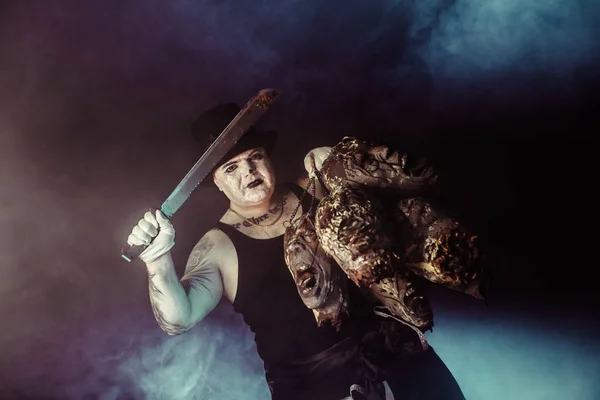 Портрет Зомбі Вбивці Капелюсі Мачете Головами Зомбі Позує Темному Тлі — стокове фото