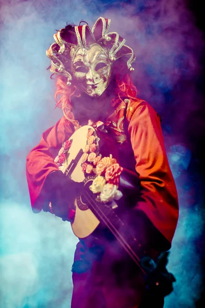 Hombre Carnaval Traje Veneciano Máscara Posando Con Guitarra Sobre Fondo — Foto de Stock