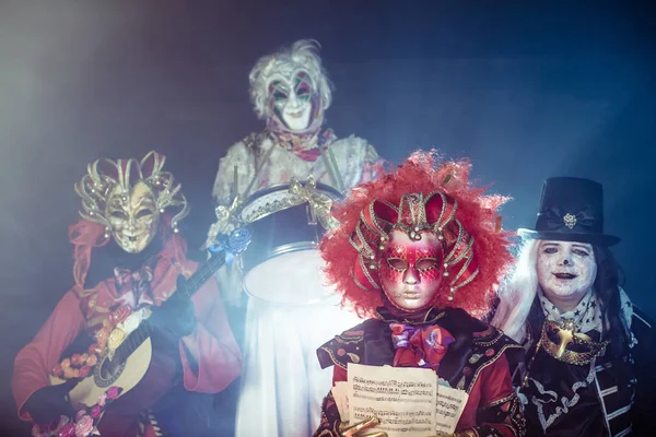 Músicos Del Festival Miedo Trajes Venecianos Posando Sobre Fondo Oscuro — Foto de Stock