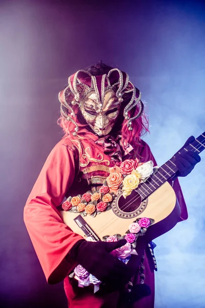 Hombre Traje Veneciano Máscara Posando Con Guitarra Sobre Fondo Oscuro — Foto de Stock