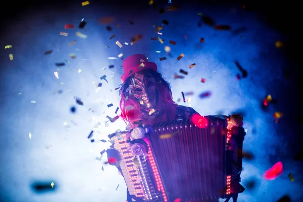 Карнавальний Чоловік Венеціанському Костюмі Масці Позує Акордеоном Тлі Туманності — стокове фото