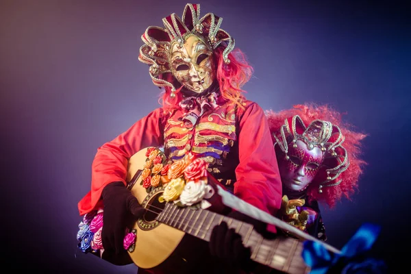 Hombre Mujer Trajes Venecianos Posando Con Guitarra Sobre Fondo Oscuro — Foto de Stock