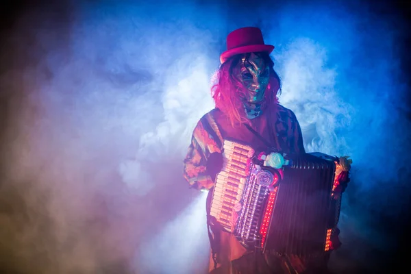 Hombre Carnaval Traje Veneciano Máscara Posando Con Acordeón Sobre Fondo — Foto de Stock