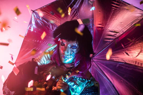 Mujer Traje Veneciano Máscara Peluca Posando Con Paraguas Contra Fondo — Foto de Stock