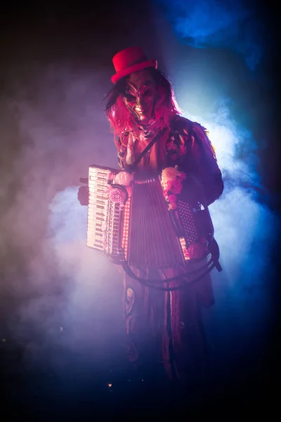 Homme Carnaval Costume Vénitien Masque Posant Avec Accordéon Sur Fond — Photo