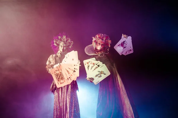 Kobiety Weneckie Kostiumy Maski Stwarzające Duże Karty Przed Mglisty Tło — Zdjęcie stockowe