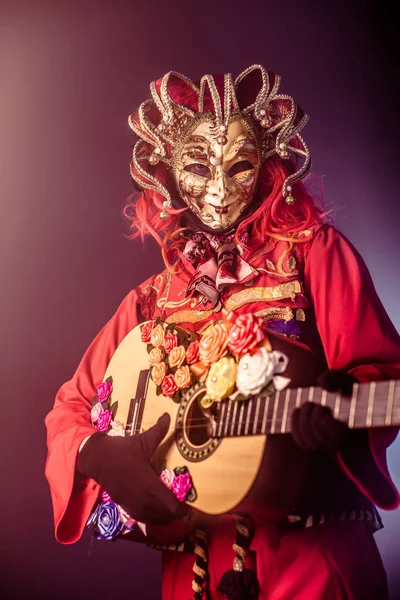 Mannen Venetianska Kostym Och Mask Poserar Med Gitarr Mot Mörk — Stockfoto