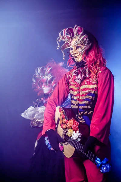 Hombre Mujer Trajes Venecianos Posando Con Guitarra Sobre Fondo Oscuro — Foto de Stock